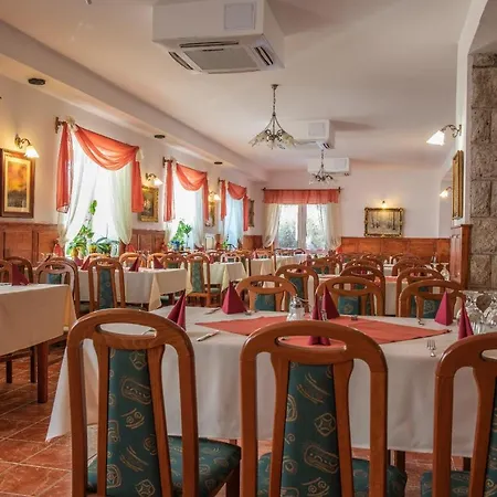 Huszar Panzio Es Etterem Sarospatak